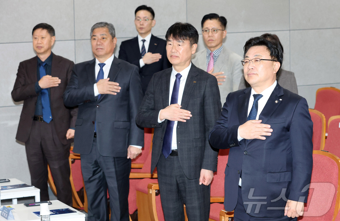 (인천공항=뉴스1) 공항사진기자단 = 안태준 국회 국토교통위원회 위원(오른쪽)과 박재희 한국공항공사 사장직무대행(오른쪽 두 번째)을 비롯한 참석자들이 11일 서울 강서구 공항동 한 …