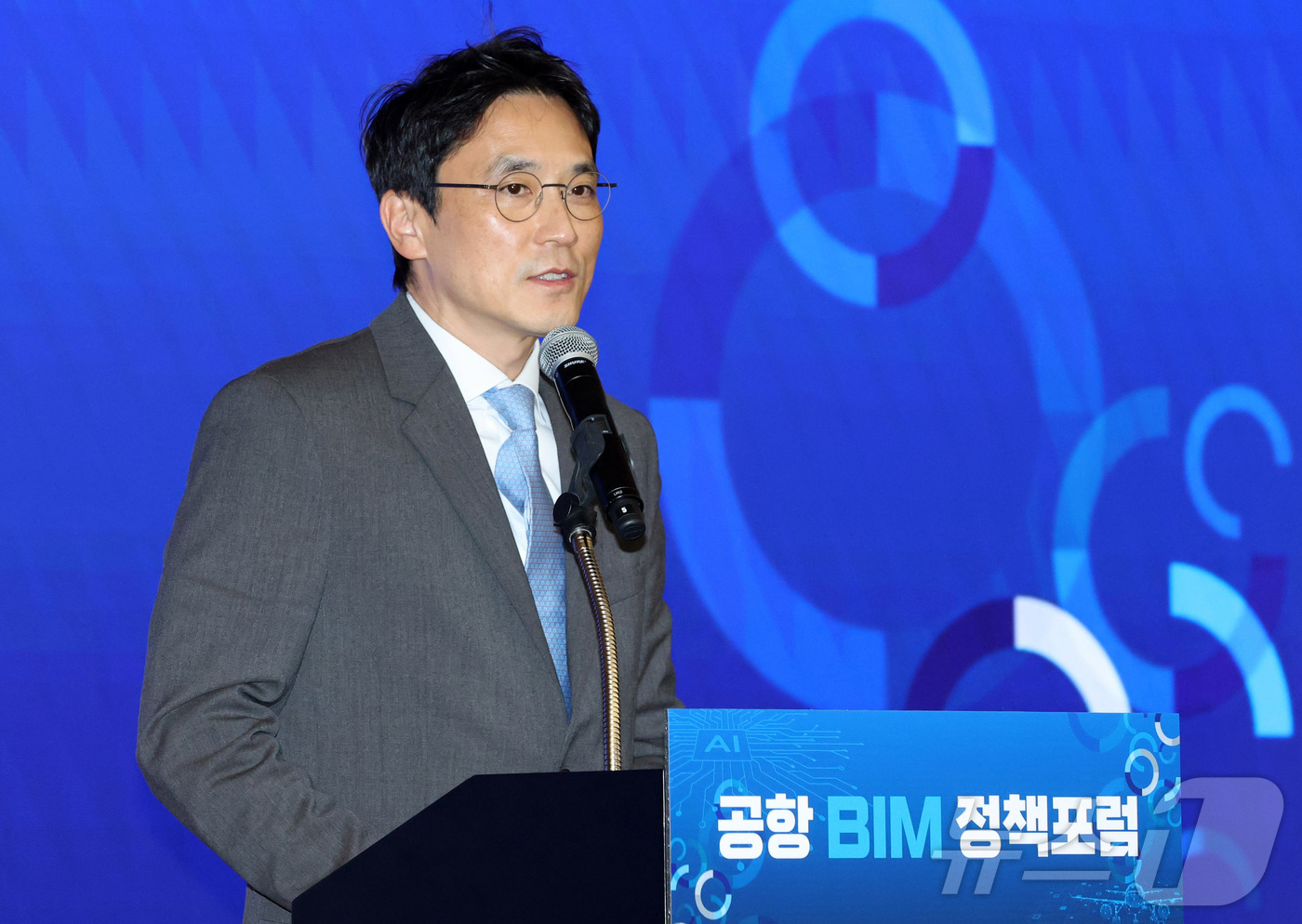 (인천공항=뉴스1) 공항사진기자단 = 구본상 한국BIM학회 수석부회장이 11일 서울 강서구 공항동 한국공항공사 본사에서 열린 '공항BIM 정책포럼'에서 축사를 하고 있다. 2025 …
