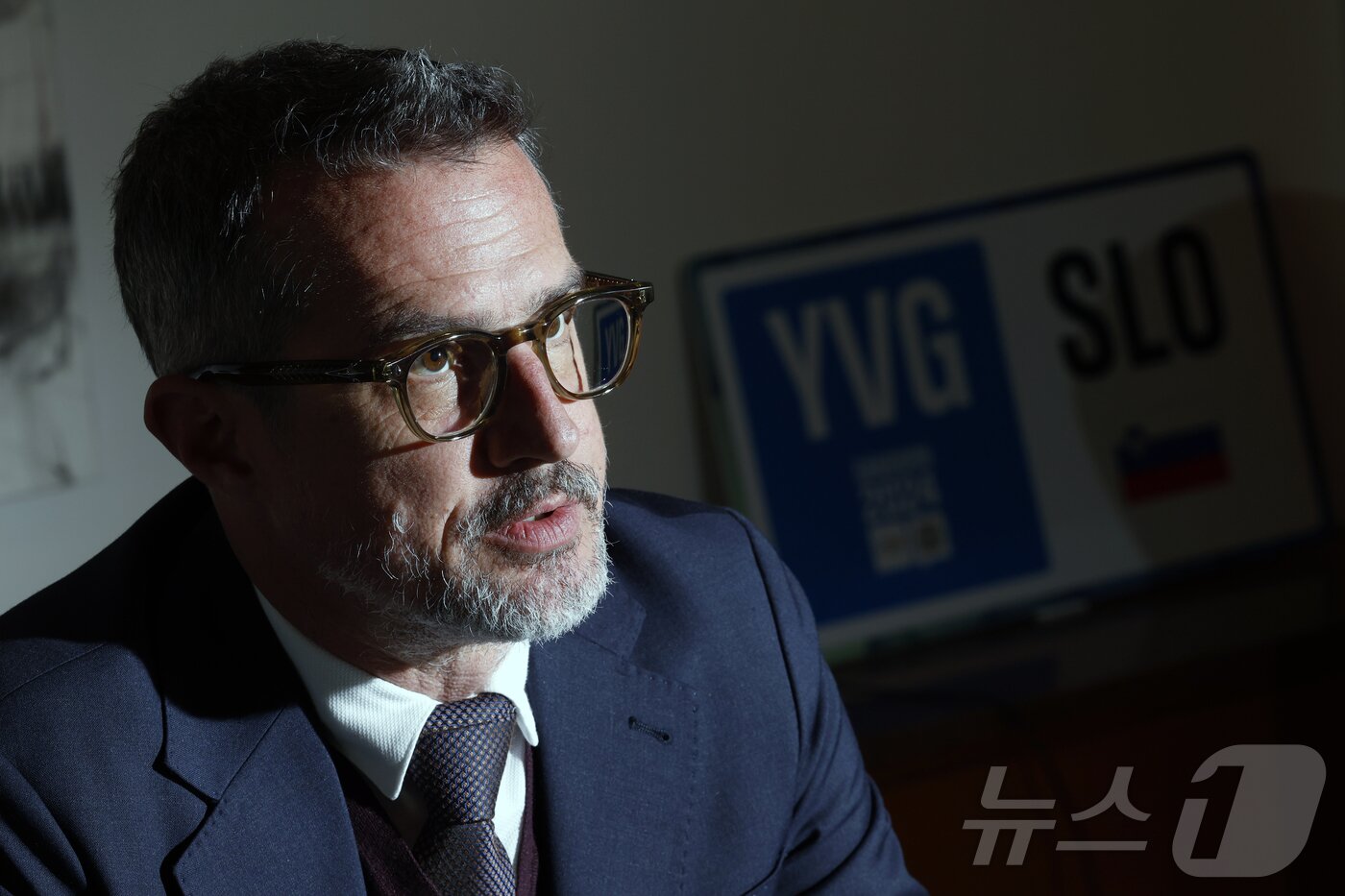 본문 이미지 - 예르네이 뮐러 주한 슬로베니아 대사가 11일 오후 서울 용산구 주한 슬로베니아 대사관에서 뉴스1과 인터뷰를 하고 있다. ⓒ News1 박정호 기자
