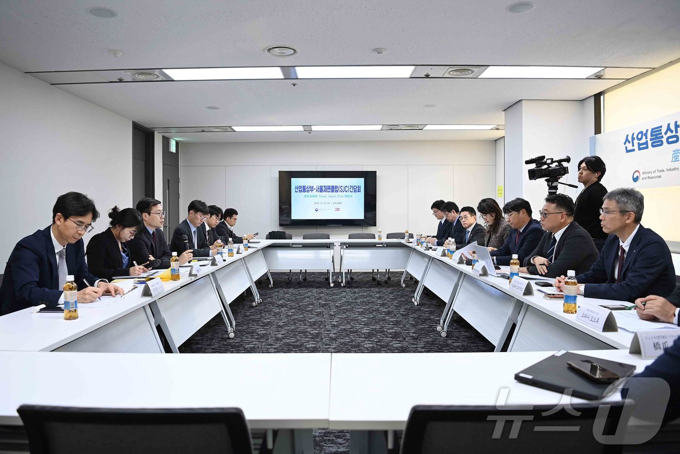 (서울=뉴스1) = 여한구 산업통상자원부 통상교섭본부장이 11일 오후 서울 중구 한국프레스센터 회의실에서 열린 마쓰우라 데쓰야 SJC 이사장을 비롯한 유관기관 관계자가 참석한 가운 …