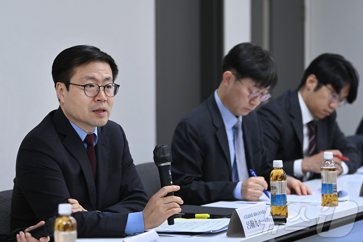 (서울=뉴스1) = 여한구 산업통상자원부 통상교섭본부장이 11일 오후 서울 중구 한국프레스센터 회의실에서 열린 마쓰우라 데쓰야 SJC 이사장을 비롯한 유관기관 관계자가 참석한 가운 …