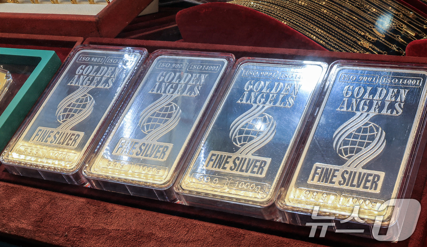 (서울=뉴스1) 이호윤 기자 = 국제 은값이 사상 처음 온스당 60달러를 돌파하며 올해 초와 비교해 은 가격이 2배 이상 상승했다. 사진은 11일 서울의 한 금은방에 실버바가 전시 …