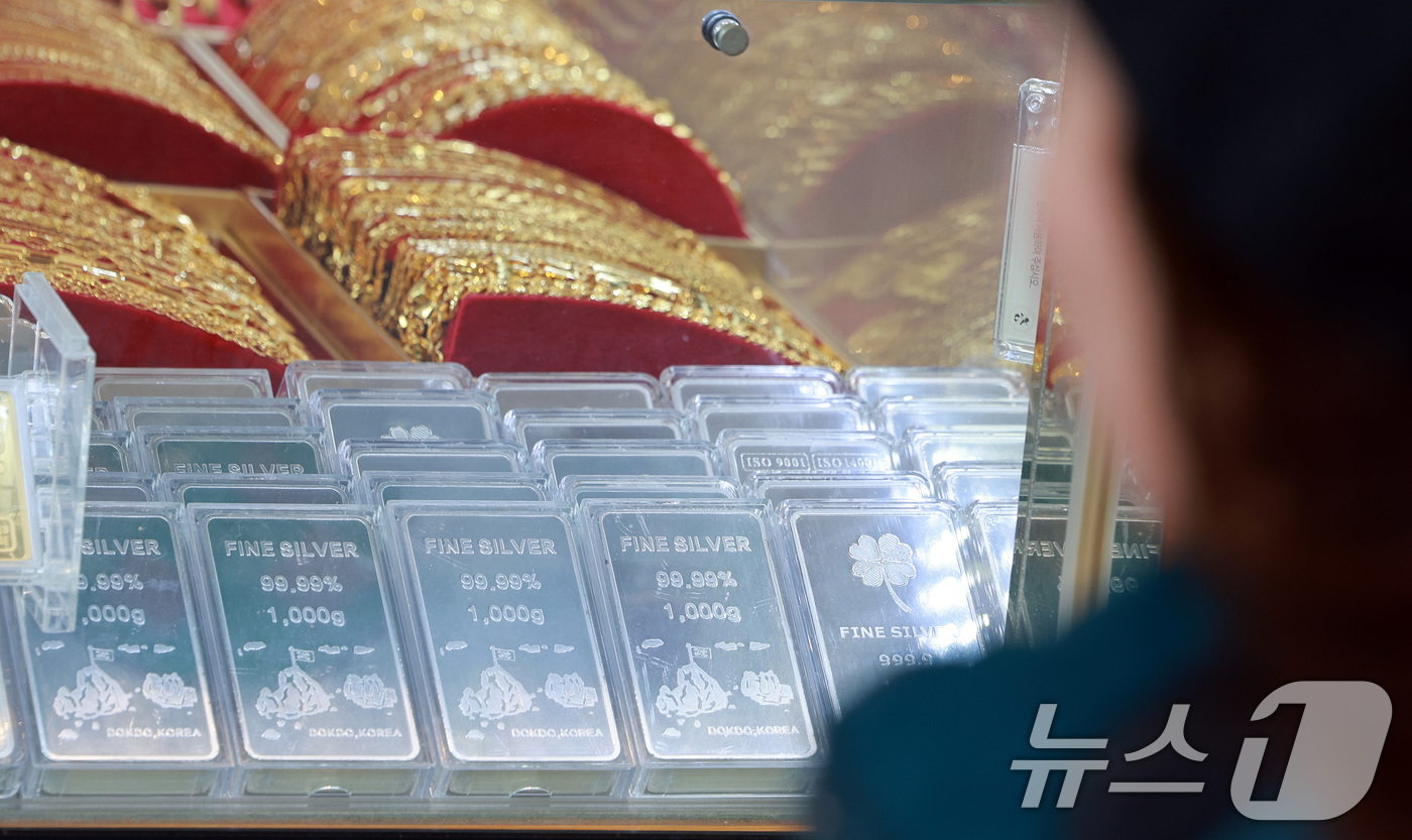 (서울=뉴스1) 이호윤 기자 = 국제 은값이 사상 처음 온스당 60달러를 돌파하며 올해 초와 비교해 은 가격이 2배 이상 상승했다. 사진은 11일 서울의 한 금은방에 실버바가 전시 …