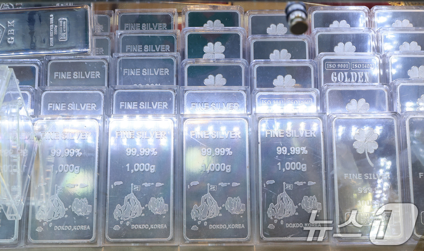 (서울=뉴스1) 이호윤 기자 = 국제 은값이 사상 처음 온스당 60달러를 돌파하며 올해 초와 비교해 은 가격이 2배 이상 상승했다. 사진은 11일 서울의 한 금은방에 실버바가 전시 …