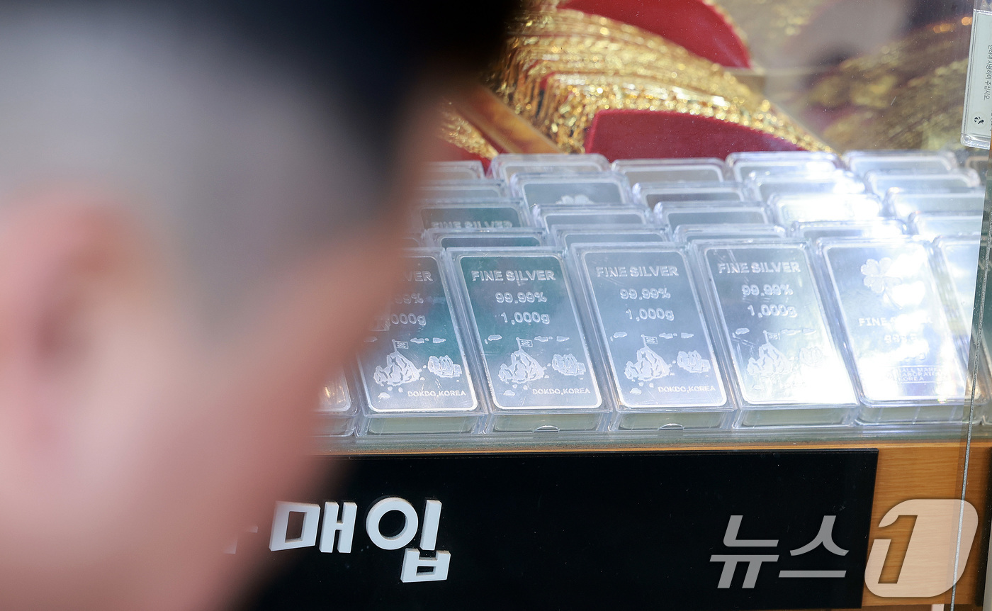 (서울=뉴스1) 이호윤 기자 = 국제 은값이 사상 처음 온스당 60달러를 돌파하며 올해 초와 비교해 은 가격이 2배 이상 상승했다. 사진은 11일 서울의 한 금은방에 실버바가 전시 …