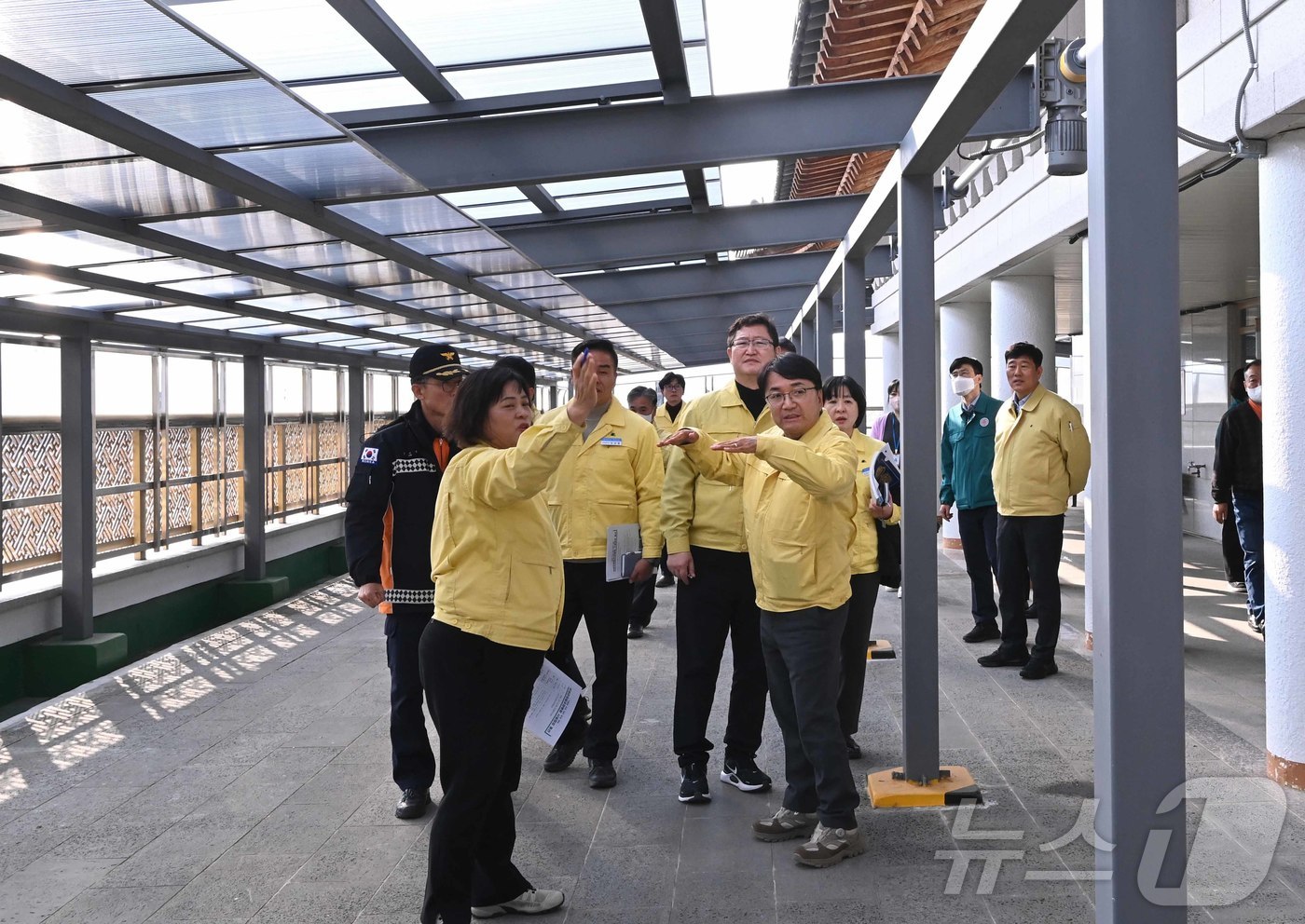 (서울=뉴스1) = 김광용 행정안전부 재난안전관리본부장이 11일 경북 의성군공립요양병원을 방문해 동절기 화재에 대비한 소방·전기·가스 설비를 점검하고 있다. (행정안전부 제공. 재 …