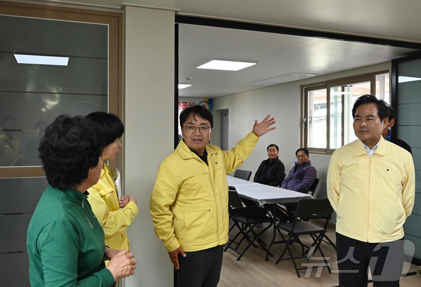 (서울=뉴스1) = 김광용 행정안전부 재난안전관리본부장이 11일 경북 의성군 관덕1리 한파쉼터(경로당)와 하화리 산불 피해 이재민 임시조립주택을 방문해 겨울철 취약계층 보호 대책을 …