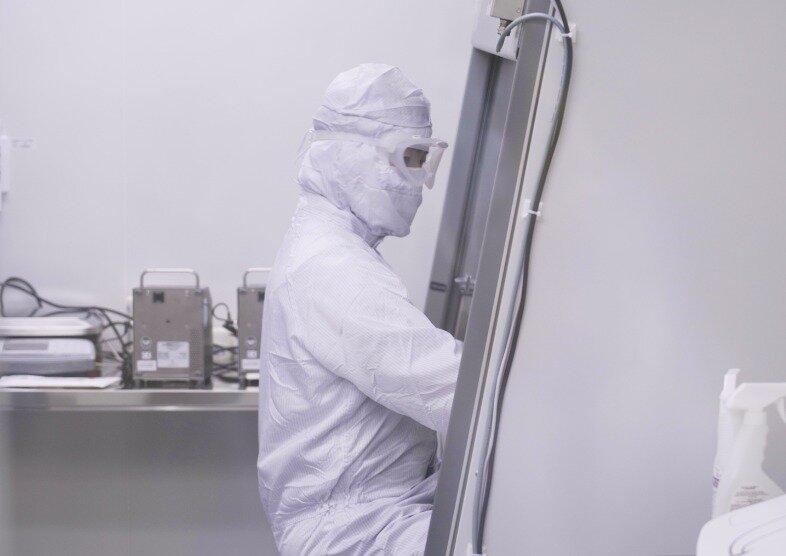 본문 이미지 - 큐로셀 임직원이 차세대 CAR-T 치료제 &#39;안발셀&#39;을 생산하고 있다.&#40;큐로셀 제공&#41;/뉴스1