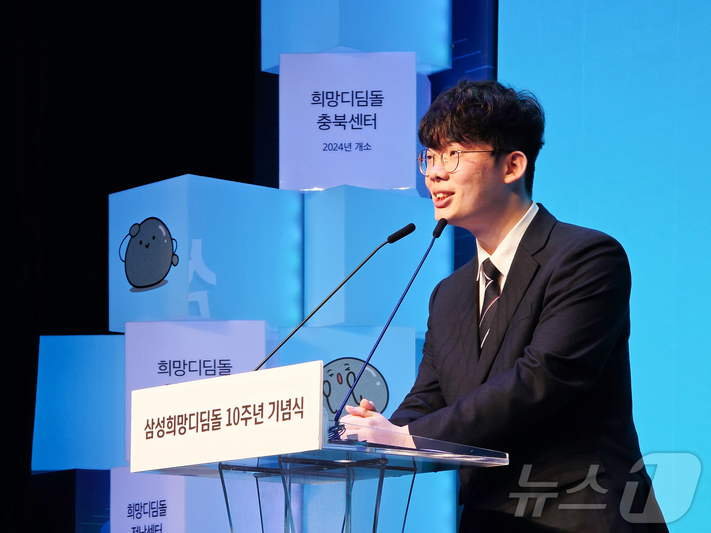 (서울=뉴스1) = 11일 인천 부평구 청소년수련관에서 열린 '삼성희망디딤돌 인천센터 개소 및 10주년 기념 행사'에서 수혜자 정재국 씨가 감사 인사를 전하고 있다. (삼성전자 제 …