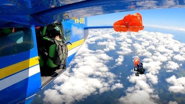 비행기 꼬리에 낙하산 걸린 스카이다이버…나이프로 끊고 극적 생존