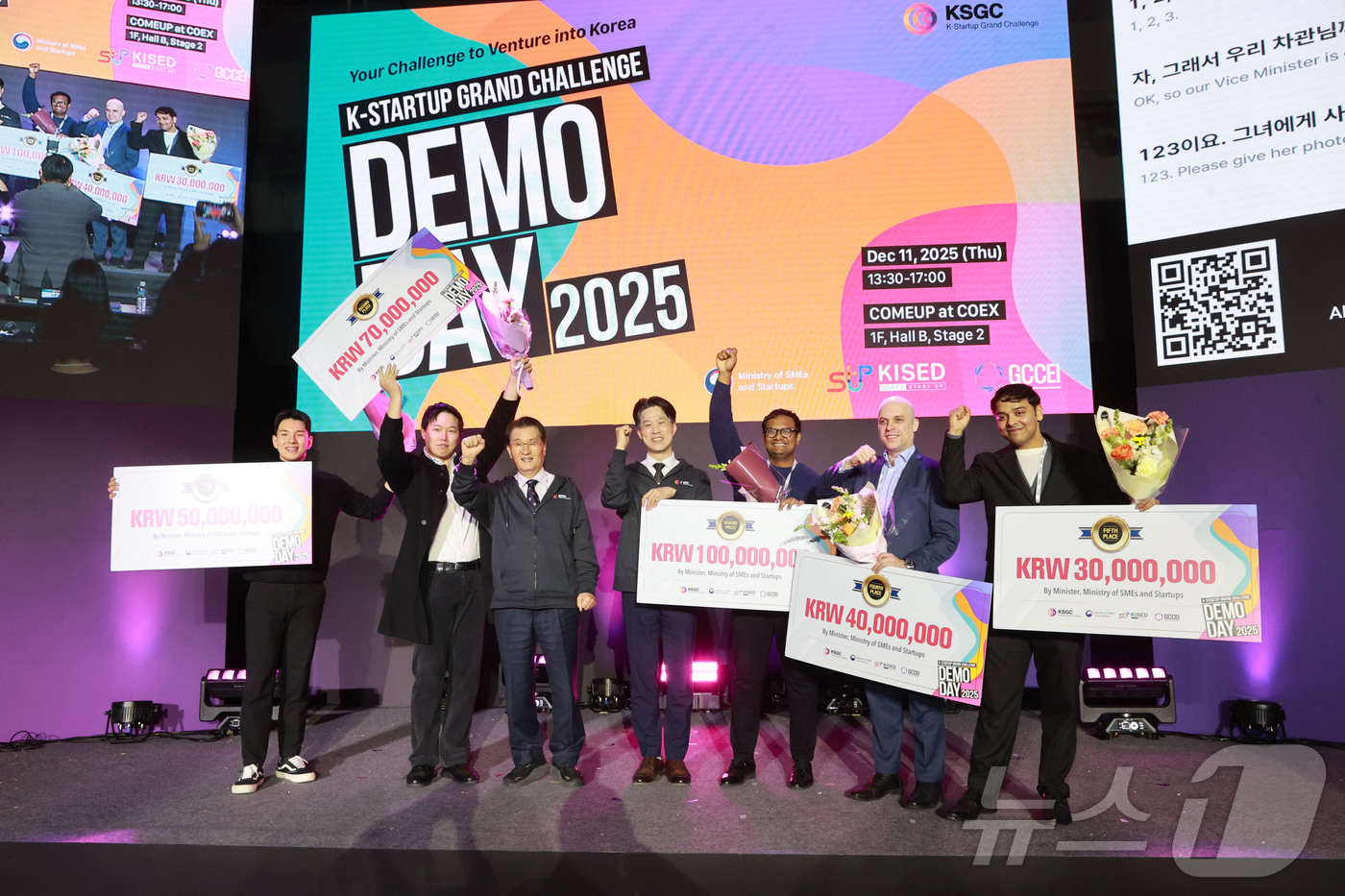 (서울=뉴스1) = 노용석 중소벤처기업부 제1차관이 11일 서울 강남구 코엑스에서 열린 ‘2025년 K-스타트업 그랜드 챌린지 데모데이’ 행사에서 수상자들과 기념 촬영을 하고 있다 …