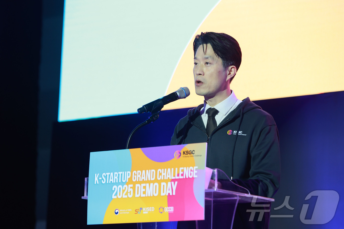 (서울=뉴스1) = 노용석 중소벤처기업부 제1차관이 11일 서울 강남구 코엑스에서 열린 ‘2025년 K-스타트업 그랜드 챌린지 데모데이’ 행사에서 격려사를 하고 있다. (중소벤처기 …