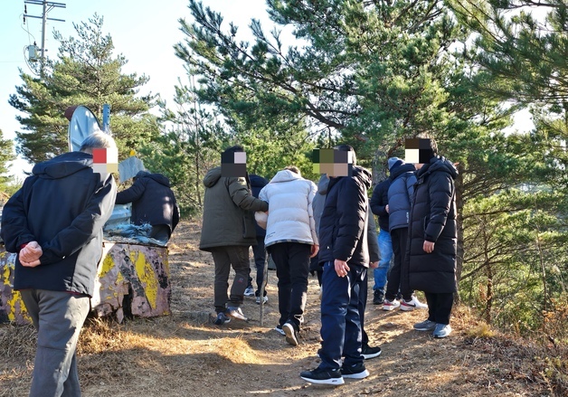 서로 의지해 정상까지…"오길 잘했다!" 노숙인에 온기 전한 인문기행