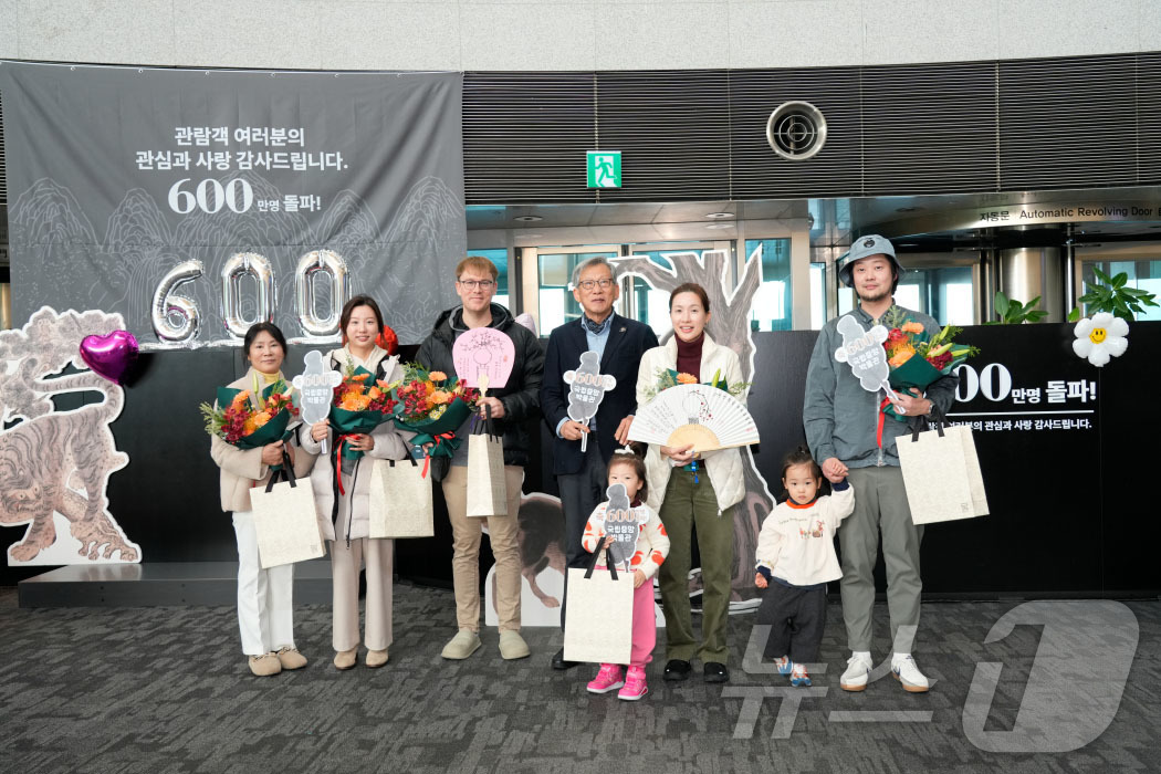 (서울=뉴스1) = 유홍준 국립중앙박물관 관장이 11일 서울 용산구 국립중앙박물관에서 열린 600만 관객 돌파 기념 행사에서 600만 번째 관람객들과 기념 촬영을 하고 있다. (국 …