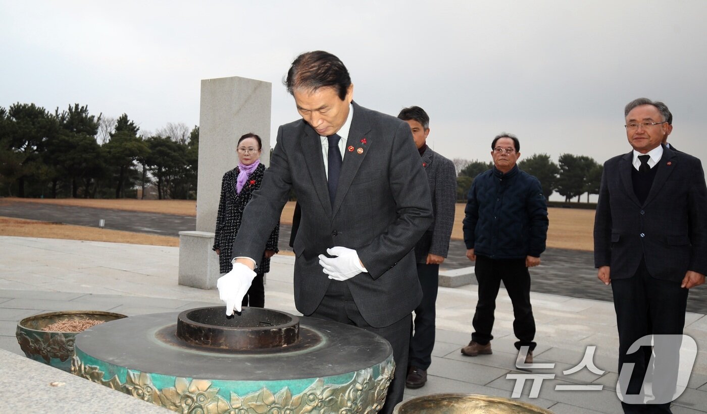 본문 이미지 - 10일 오후 권오을 국가보훈부 장관이 제주4·3평화공원에서 참배를 하고 있다. ⓒ News1 고동명 기자