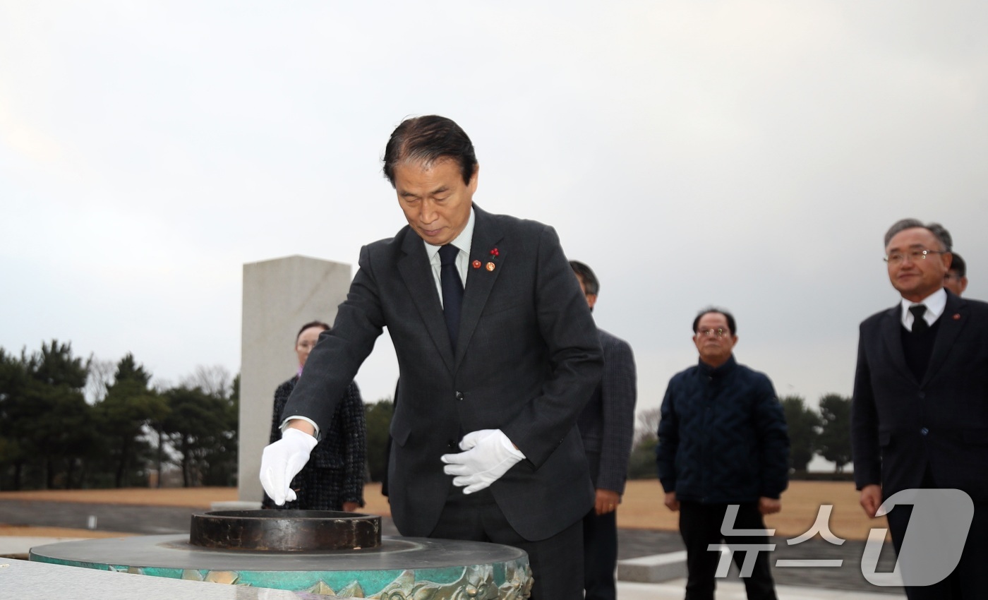 (제주=뉴스1) 고동명 기자 = 10일 오후 권오을 국가보훈부 장관이 제주4·3평화공원에서 참배를 하고 있다. 앞서 국가보훈처는 4·3학살을 주도한 박진경 대령을 국가유공자로 등록 …