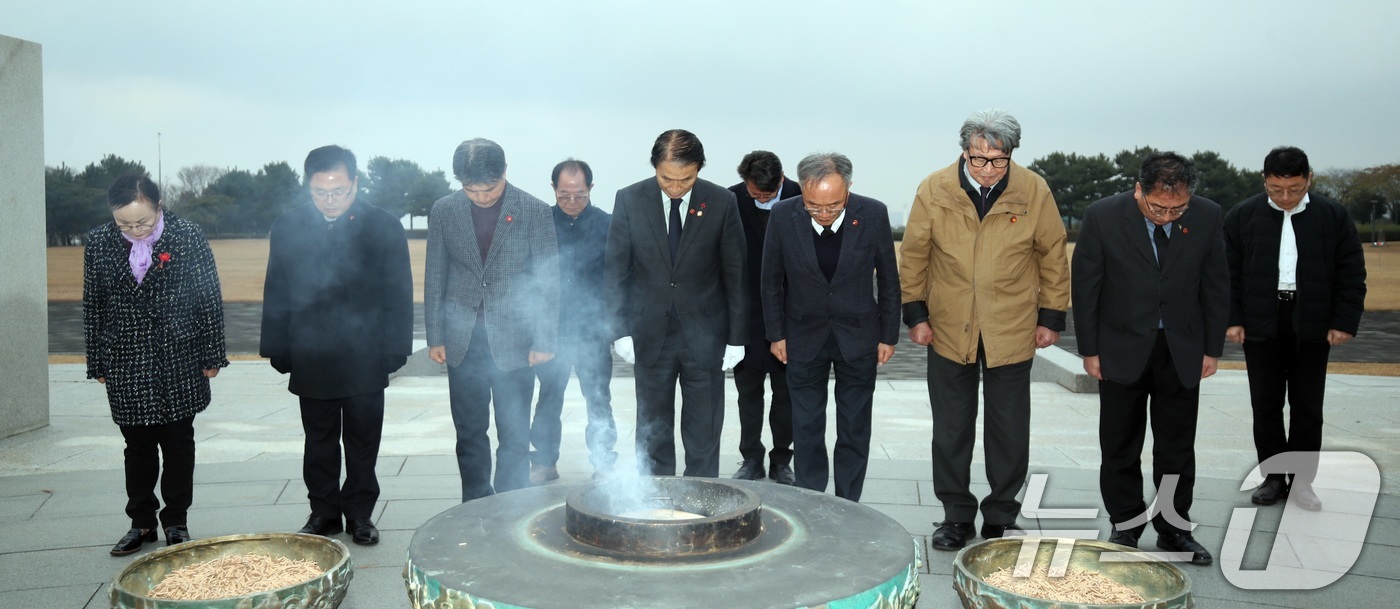 (제주=뉴스1) 고동명 기자 = 10일 오후 권오을 국가보훈부 장관이 제주4·3평화공원에서 참배를 하고 있다. 앞서 국가보훈처는 4·3학살을 주도한 박진경 대령을 국가유공자로 등록 …