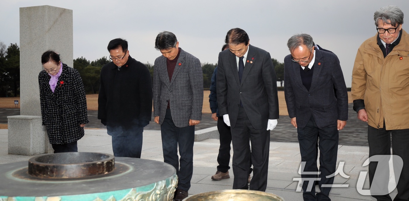 (제주=뉴스1) 고동명 기자 = 10일 오후 권오을 국가보훈부 장관이 제주4·3평화공원에서 참배를 하고 있다. 앞서 국가보훈처는 4·3학살을 주도한 박진경 대령을 국가유공자로 등록 …