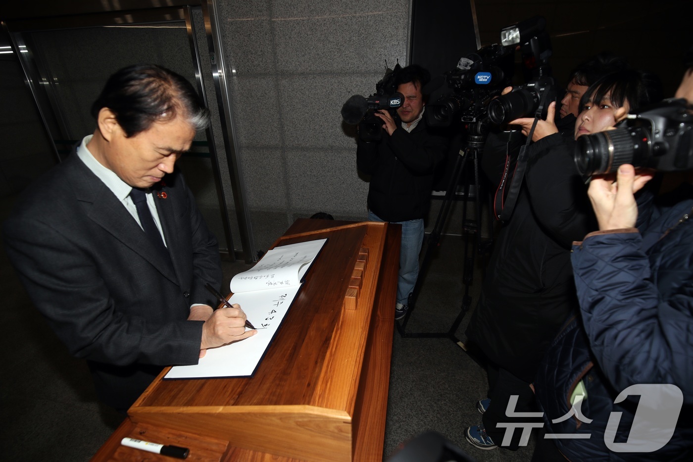 (제주=뉴스1) 고동명 기자 = 10일 오후 권오을 국가보훈부 장관이 제주4·3평화공원 내 위패봉안실에서 방명록을 쓰고 있다. 앞서 국가보훈처는 4·3학살을 주도한 박진경 대령을 …