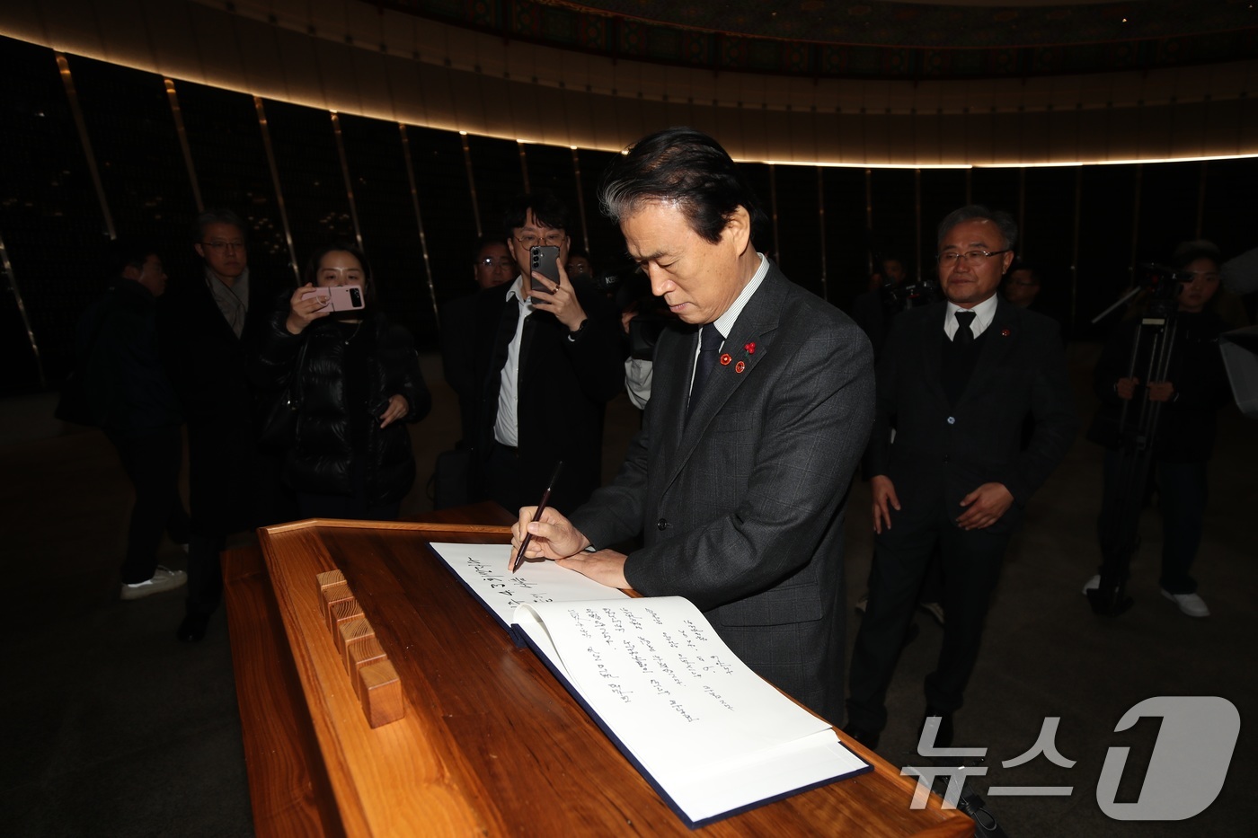 (제주=뉴스1) 고동명 기자 = 10일 오후 권오을 국가보훈부 장관이 제주4·3평화공원 내 위패봉안실에서 방명록을 쓰고 있다. 앞서 국가보훈처는 4·3학살을 주도한 박진경 대령을 …