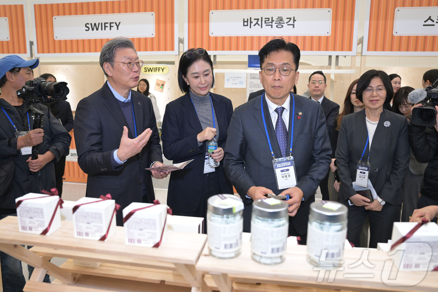 (서울=뉴스1) = 김창범 한국경제인협회 부회장과 이병권 중소벤처기업부 2차관을 비롯한 내빈들이 11일 동대문디자인플라자(DDP)에서 열린 '강한 소상공인 상생ON페어'에 참석해 …