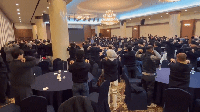 본문 이미지 -  8일 강원 고성군 설악썬밸리골프리조트에서 디딤돌인문학 &#39;인문기행&#39; 첫날 일정으로 몸짓 인문학 순서가 진행되고 있다. 2025.12.8/뉴스1 ⓒ News1 문대현 기자