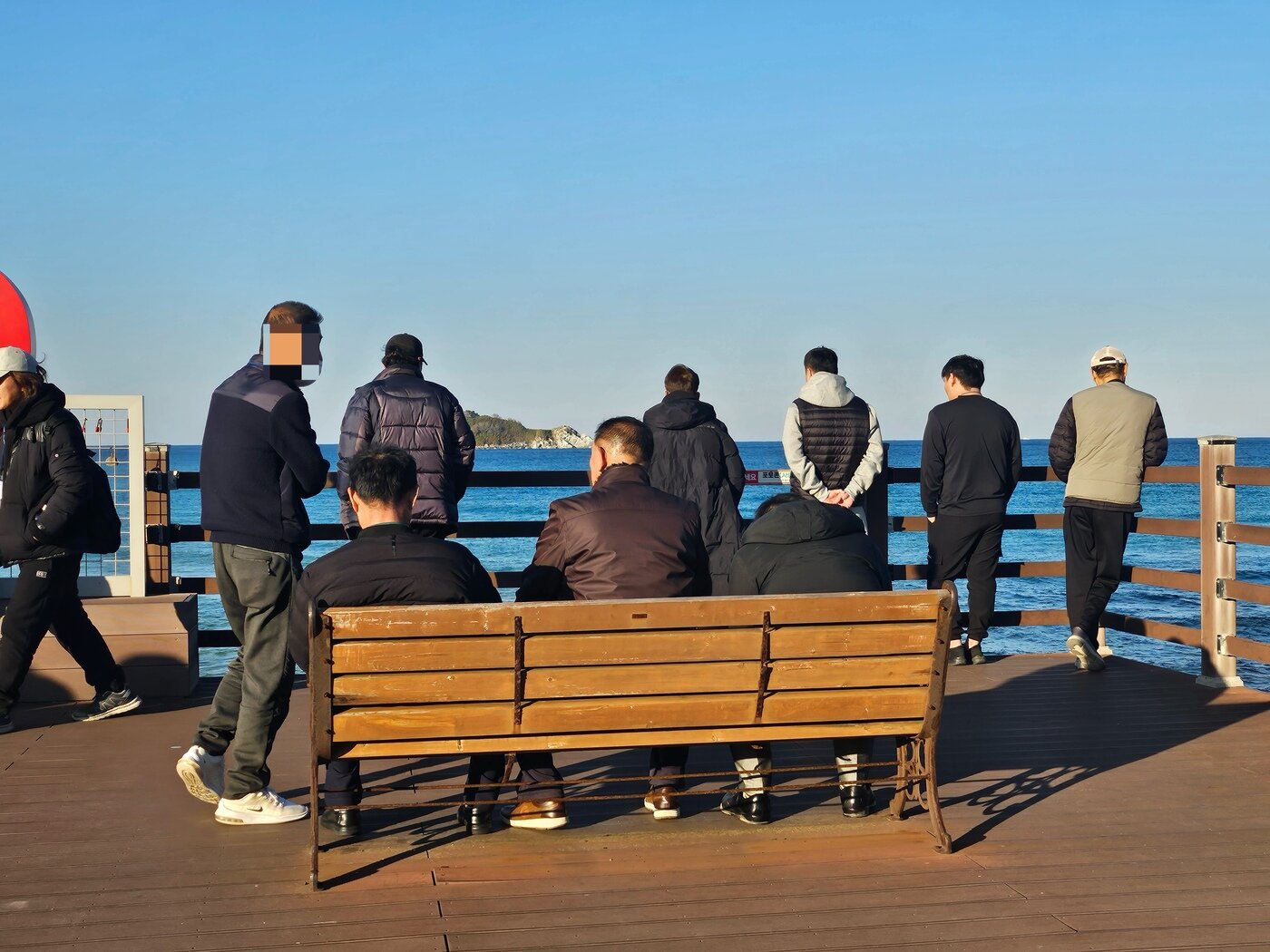 본문 이미지 - 8일 강원 고성군 일대에서 열린 &#39;인문기행&#39;에 참여한 노숙·자활시설 입소자들이 응봉산 정상에서 동해 바다를 바라보고 있다. &#40;한국문화예술위원회 제공&#41;