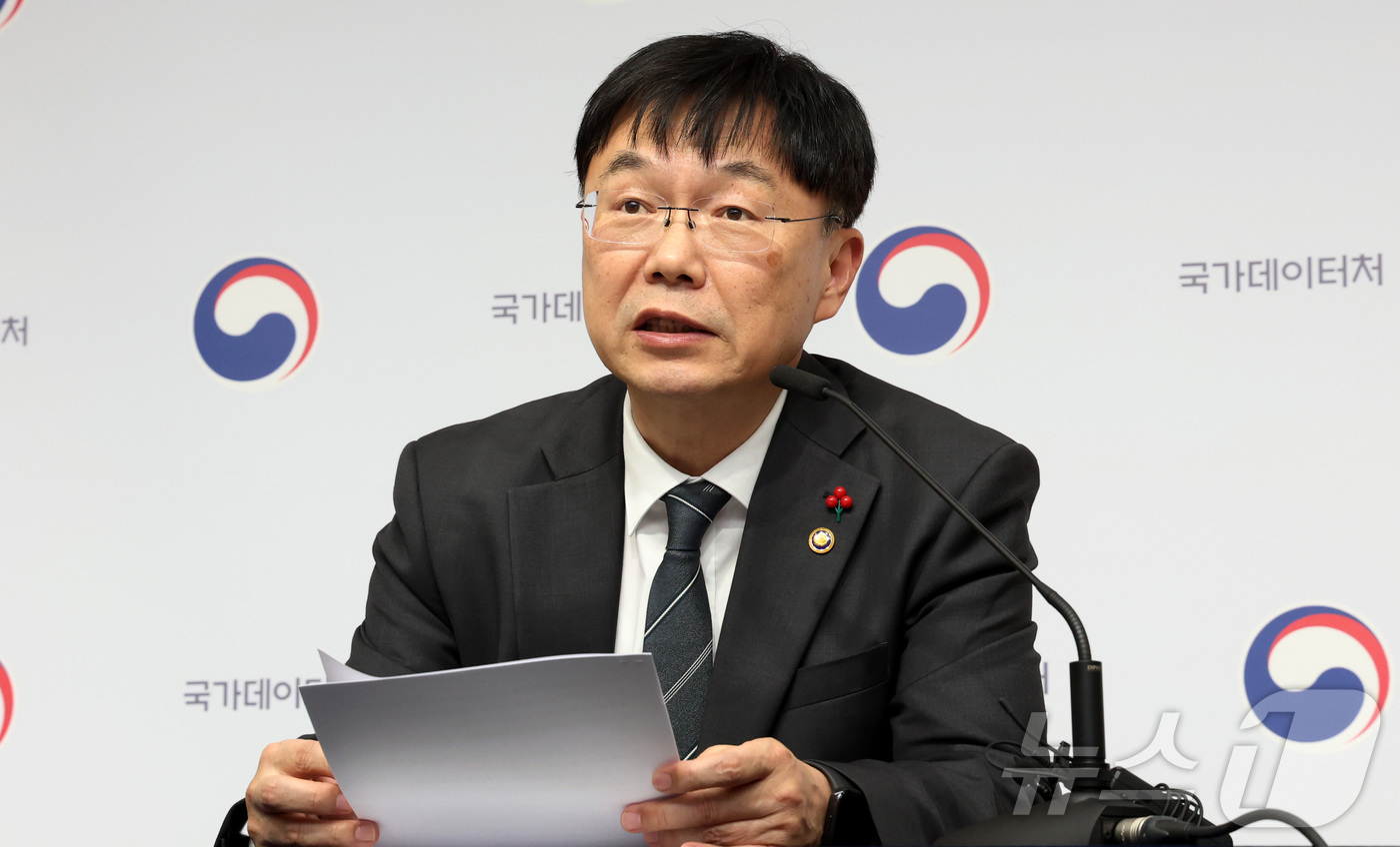 (세종=뉴스1) 김기남 기자 = 안형준 국가데이터처 처장이 11일 세종시 정부세종청사 기획재정부에서 2026년 국가데이터처 업무보고 주요 내용을 설명하고 있다. 2025.12.11 …