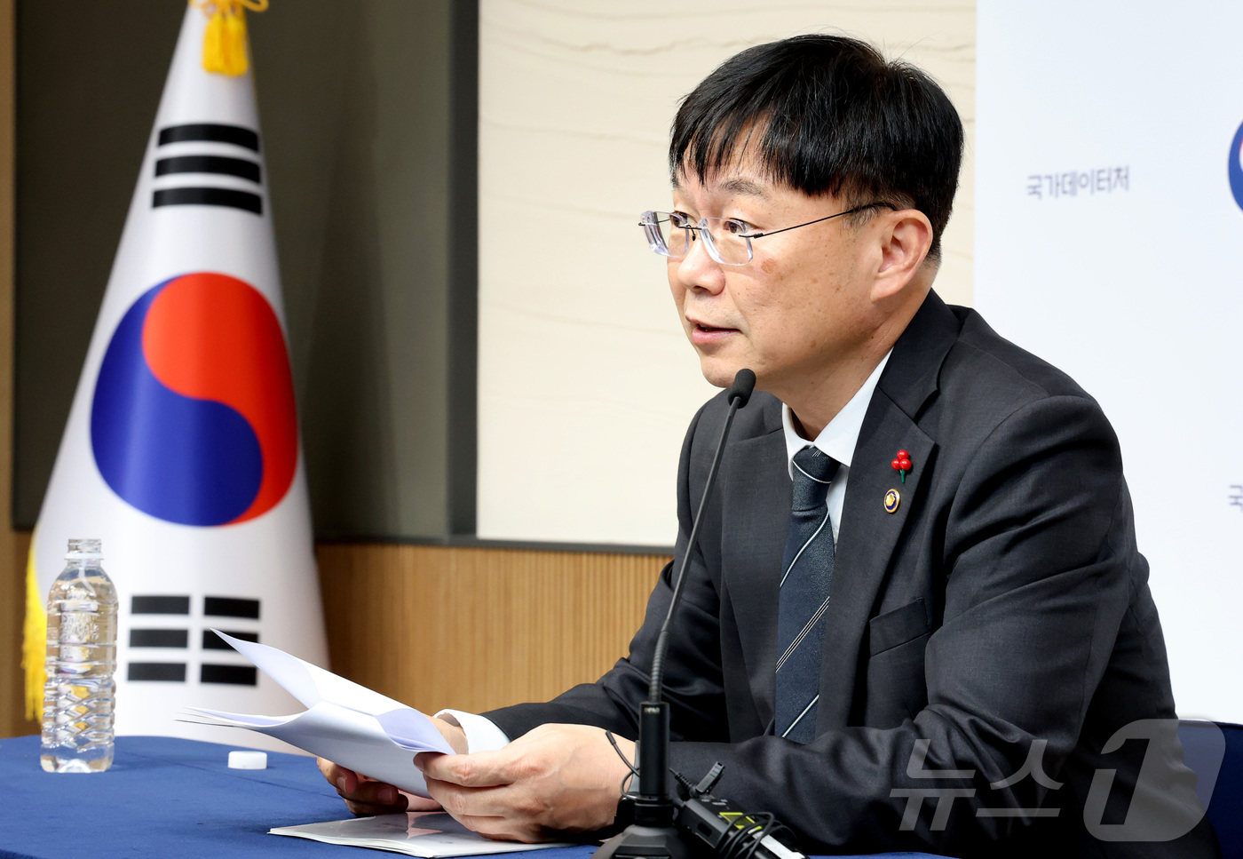 (세종=뉴스1) 김기남 기자 = 안형준 국가데이터처 처장이 11일 세종시 정부세종청사 기획재정부에서 2026년 국가데이터처 업무보고 주요 내용을 설명하고 있다. 2025.12.11 …