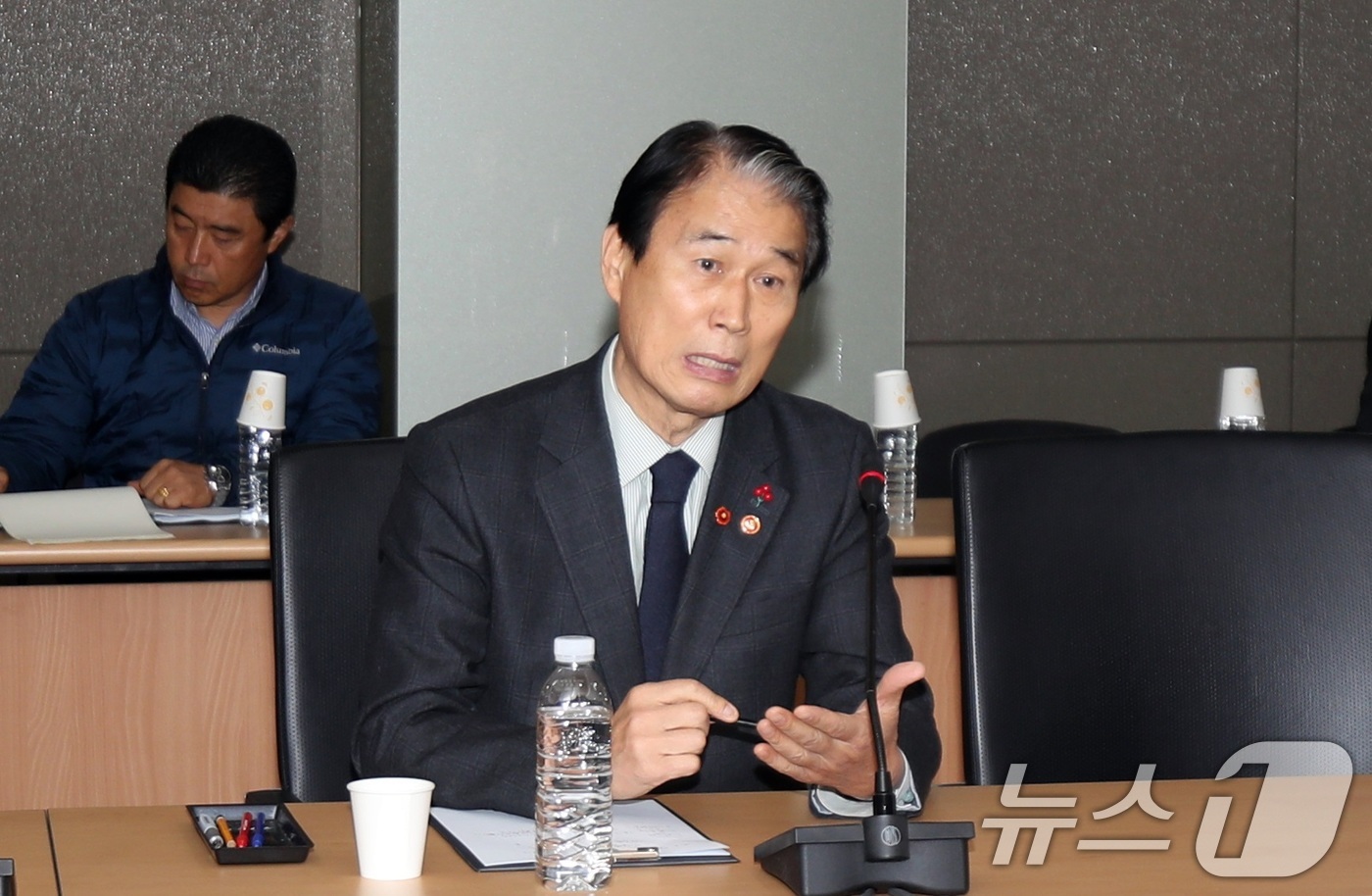 (제주=뉴스1) 고동명 기자 = 10일 오후 권오을 국가보훈부 장관이 제주4·3평화공원에서 4·3유족회와 만나 박진경 대령 국가유공자 논란에 송구스럽다는 입장을 밝히고 있다. 앞서 …