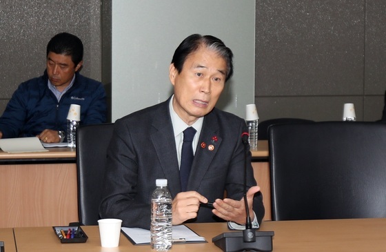 권오을 장관 "박진경 대령 논란 송구스러워"