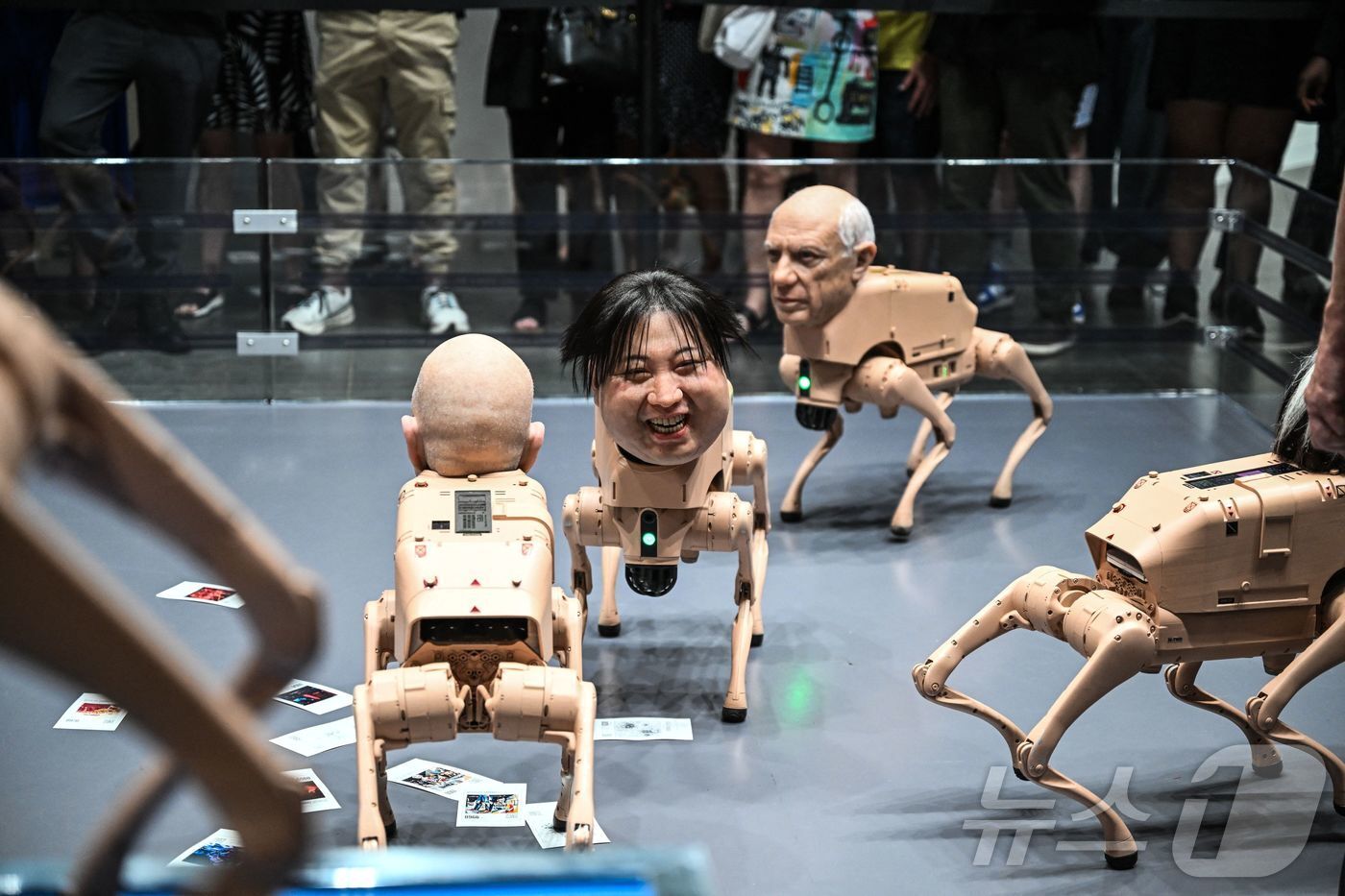 본문 이미지 - 디지털 아티스트 &#39;비플&#39;이 미국 플로리다주 마이애미 비치 컨벤션센터에서 열린 &#39;아트 바젤 2025&#39; 박람회를 통해 선보인 유명인의 얼굴을 한 로봇개들. 2025.12.07 ⓒ AFP=뉴스1 ⓒ News1 이지예 객원기자