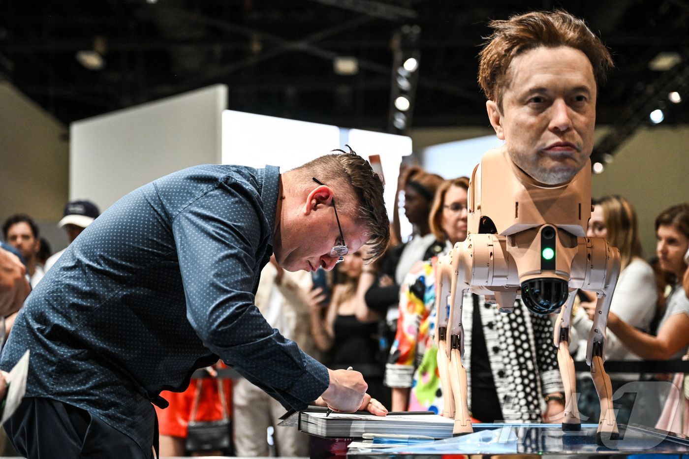 본문 이미지 - 디지털 아티스트 &#39;비플&#39;이 미국 플로리다주 마이애미 비치 컨벤션센터에서 열린 &#39;아트 바젤 2025&#39; 박람회를 통해 선보인 유명인의 얼굴을 한 로봇개들. 2025.12.07 ⓒ AFP=뉴스1 ⓒ News1 이지예 객원기자