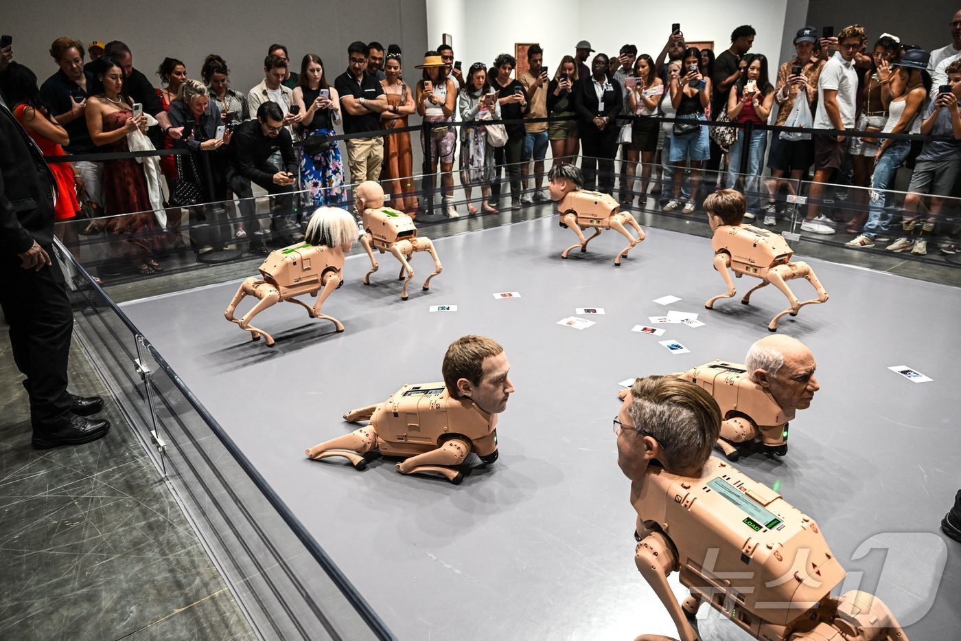 본문 이미지 - 디지털 아티스트 &#39;비플&#39;이 미국 플로리다주 마이애미 비치 컨벤션센터에서 열린 &#39;아트 바젤 2025&#39; 박람회를 통해 선보인 유명인의 얼굴을 한 로봇개들. 2025.12.07 ⓒ AFP=뉴스1 ⓒ News1 이지예 객원기자