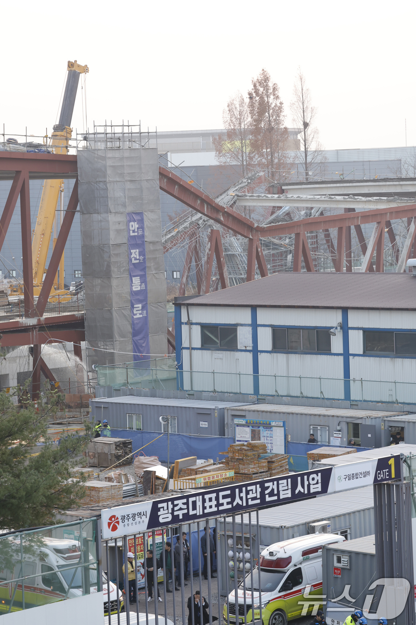 (광주=뉴스1) 김태성 기자 = 11일 오후 1시 58분쯤 광주 서구 치평동(상무지구)의 광주대표도서관 공사 현장에서 레미콘 타설 중 붕괴 사고가 발생해 4명이(추정) 매몰, 소방 …