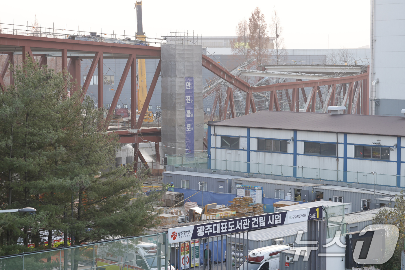 (광주=뉴스1) 김태성 기자 = 11일 오후 1시 58분쯤 광주 서구 치평동(상무지구)의 광주대표도서관 공사 현장에서 레미콘 타설 중 붕괴 사고가 발생해 4명이(추정) 매몰, 소방 …