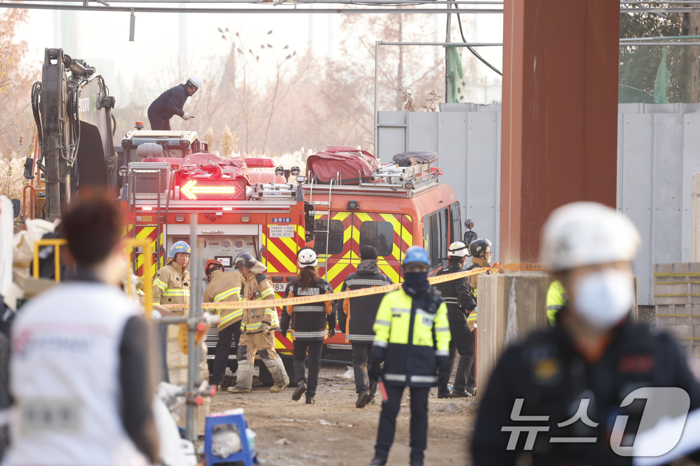 (광주=뉴스1) 김태성 기자 = 11일 오후 1시 58분쯤 광주 서구 치평동(상무지구)의 광주대표도서관 공사 현장에서 레미콘 타설 중 붕괴 사고가 발생해 4명이(추정) 매몰, 소방 …