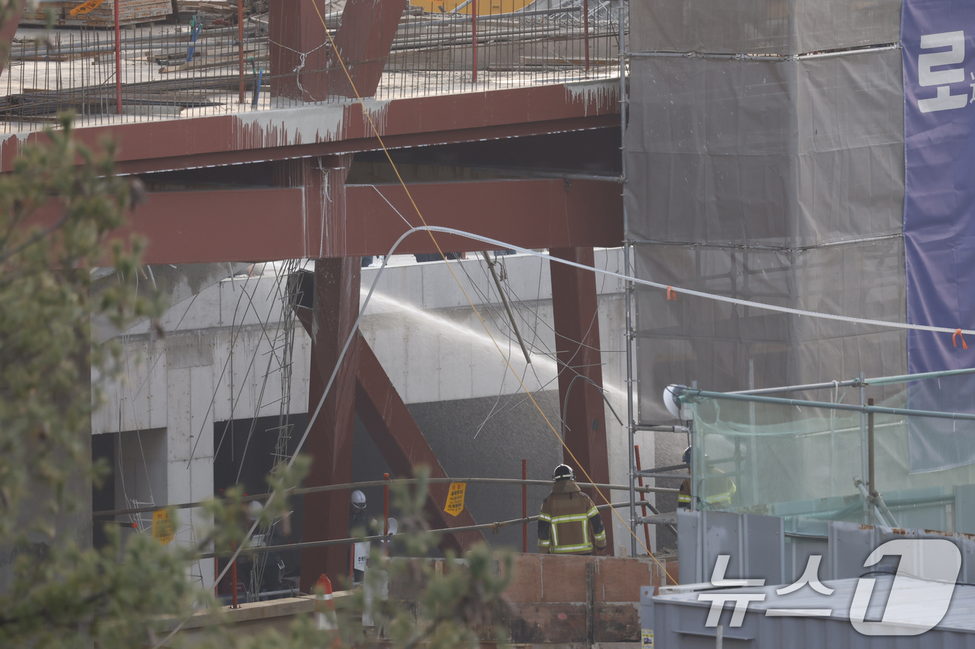 (광주=뉴스1) 김태성 기자 = 11일 오후 1시 58분쯤 광주 서구 치평동(상무지구)의 광주대표도서관 공사 현장에서 레미콘 타설 중 붕괴 사고가 발생해 4명이(추정) 매몰, 소방 …