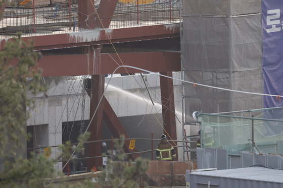 콘크리트 굳기전에 물 뿌리는 소방당국