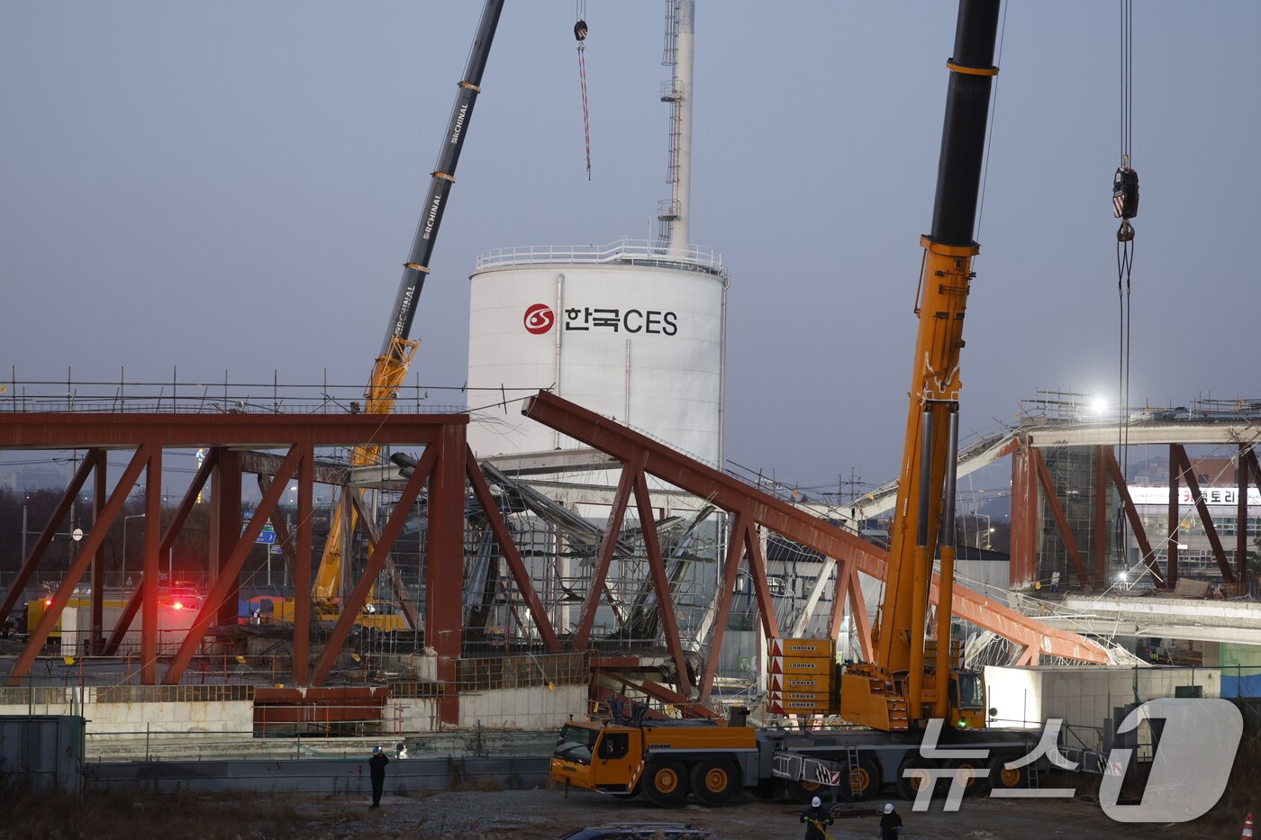 본문 이미지 - 11일 오후 광주 서구 치평동&#40;상무지구&#41;의 광주대표도서관 공사 현장에서 레미콘 타설 중 붕괴 사고가 발생해 1명이 사망하고 3명이 매몰, 소방당국이 구조작업을 하는 가운데 철골 구조물을 들어내기 위해 대형 크레인을 준비하고 있다. 2025.12.11/뉴스1 ⓒ News1 김태성 기자