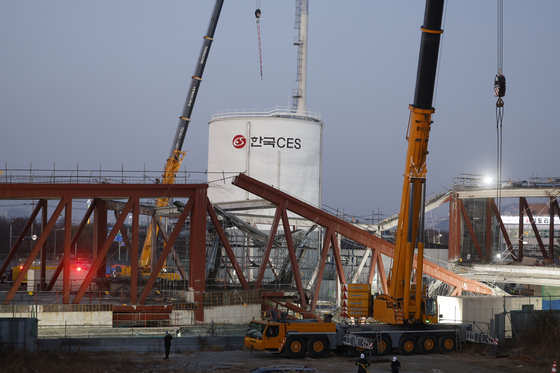 철골 구조물 들어낼 대형 크레인 작업중