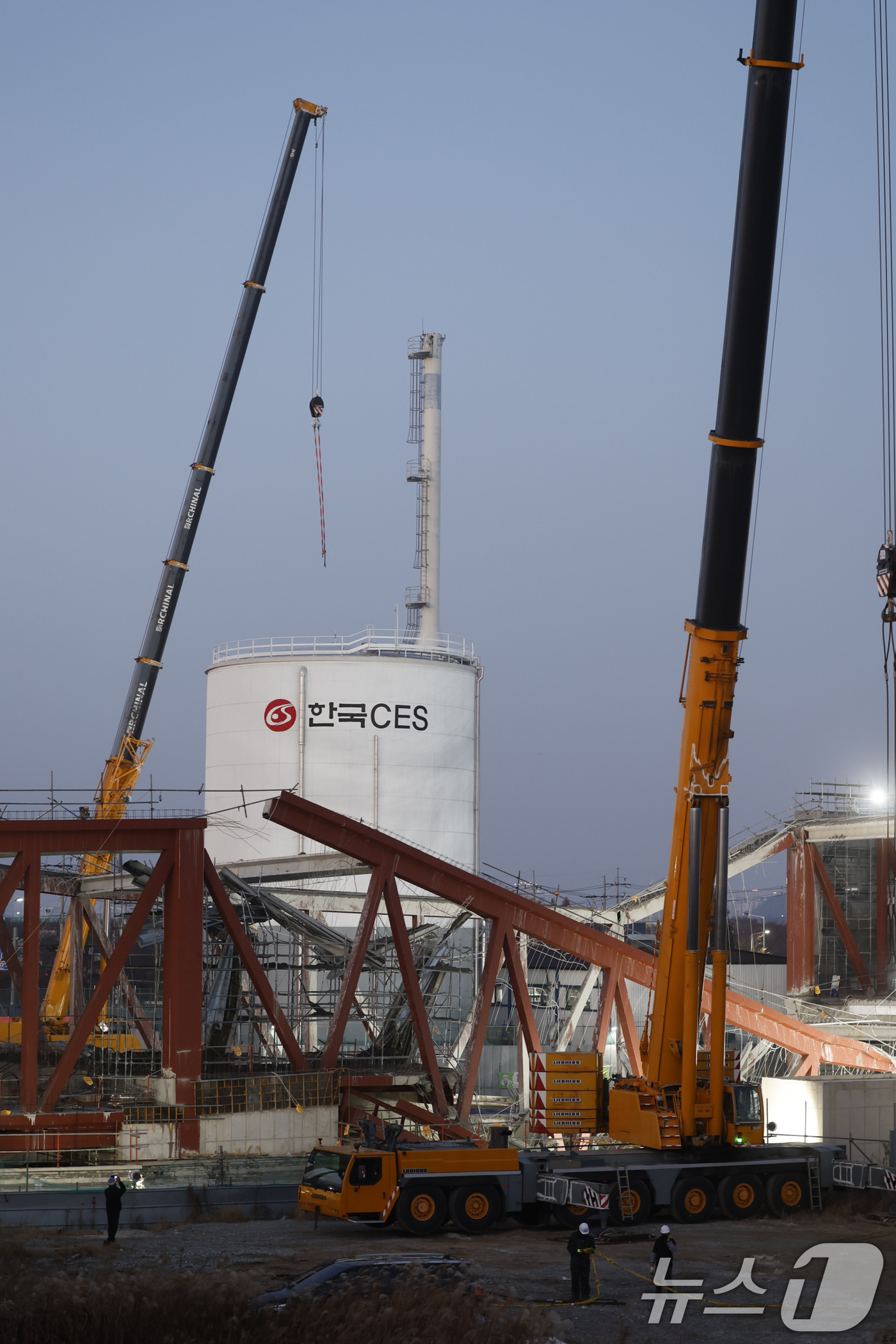 (광주=뉴스1) 김태성 기자 = 11일 오후 광주 서구 치평동(상무지구)의 광주대표도서관 공사 현장에서 레미콘 타설 중 붕괴 사고가 발생해 1명이 사망하고 3명이 매몰, 소방당국이 …