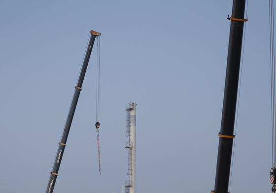 철골 들어낼 대형크레인 작업중