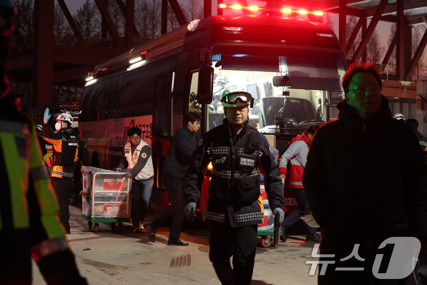 (광주=뉴스1) 이승현 기자 = 11일 광주 서구 치평동 광주대표도서관 붕괴 현장에 구호 물품이 도착하고 있다. 2025.12.11/뉴스1