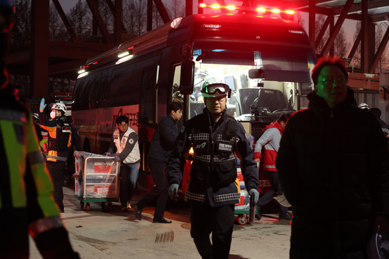애타는 광주 도서관 붕괴 매몰자 가족들…매몰자 위치 특정 난항