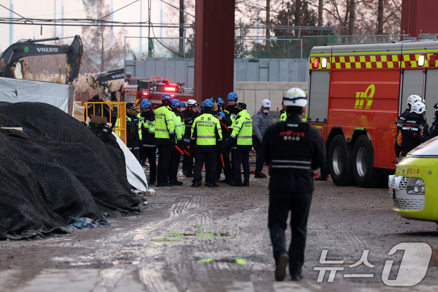 (광주=뉴스1) 이승현 기자 = 11일 광주 서구 치평동 광주대표도서관 현장에 경찰이 출입을 통제하고 있다. 2025.12.11/뉴스1