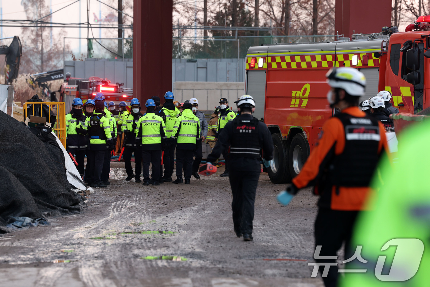 (광주=뉴스1) 이승현 기자 = 11일 광주 서구 치평동 광주대표도서관 현장에 경찰이 투입되고 있다. 2025.12.11/뉴스1