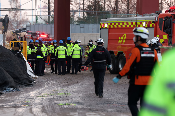 바삐 움직이는 경찰들