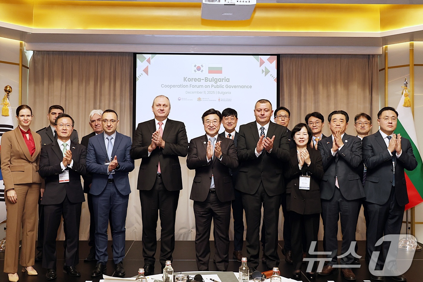 (서울=뉴스1) = 윤호중 행정안전부 장관이 11일 오전(현지시각) 불가리아 소피아 인터컨티네탈 호텔에서 열린 한-불가리아 공공행정협력포럼에 참석해 관계자들과 기념촬영을 하고 있다 …