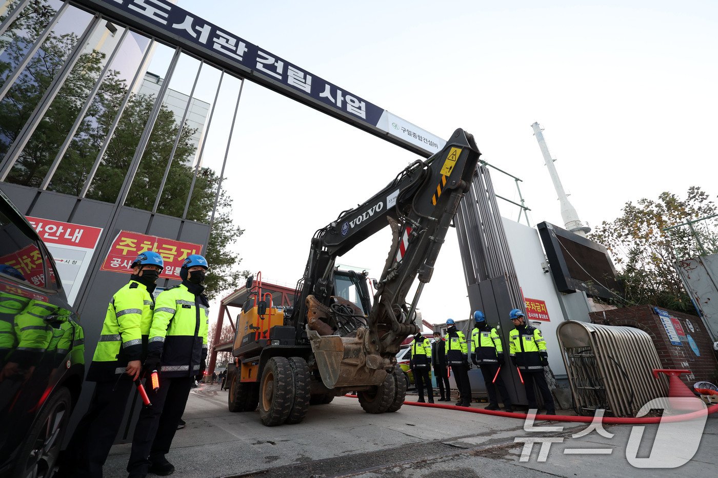 (광주=뉴스1) 이승현 기자 = 11일 광주 서구 치평동 광주대표도서관 현장에 중장비가 오가고 있다. 2025.12.11/뉴스1